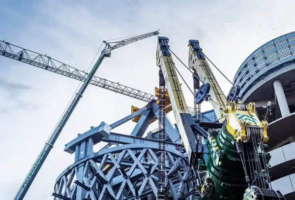cranes-in-use-in-santiago-bernabeu-stadium-redevel-2026-03-20-02-06-45-utc 1 (1)